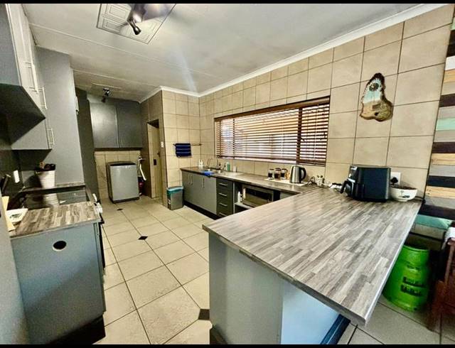3 BEDROOM HOUSE FOR SALE IN VANDERBIJLPARK SE 2